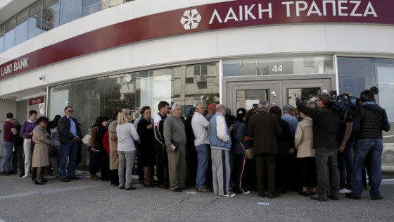 Customers queue up outside a branch of Laiki Bank as they wait for the reopening of the bank in Nicosia March 28, 2013. Cypriots queued calmly at banks as they reopened on Thursday under tight controls imposed on transactions to prevent a run on deposits after the government was forced to accept a stringent EU rescue package to avert bankruptcy. REUTERS/Yorgos Karahalis (CYPRUS - Tags: BUSINESS POLITICS) - RTXY0JM