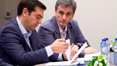 Ο πρωθυπουργός Αλέξης Τσίπρας ( 2ος Α) συνομιλεί με την Γερμανίδα Καγκελάριο Αγγελα Μέρκελ, τον Γάλλο πρόεδρο Φρανσουά Ολαντ (Δ) και τον πρόεδρο του Ευρωπαϊκού Συμβουλίου Ντόναλντ Τουσκ (Α), κατά τη διάρκεια του διαλείμματος της Συνόδου Κορυφής των ηγετών της Ευρωζώνης, στις Βρυξέλλες, Κυριακή 12 Ιουλίου 2015. ΑΠΕ-ΜΠΕ/EUROPEAN CONSILIUM/Mario Salerno