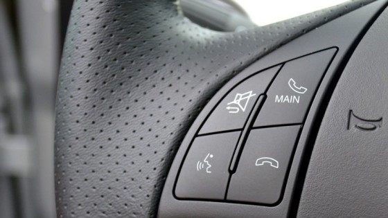 2013-fiat-500-steering-wheel-controls-left-1500x991